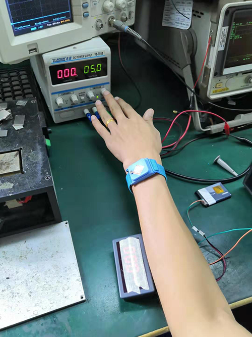 戴上靜電手環(huán)，將電源電壓設(shè)在5V